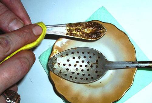 Cleaning stainless steel spoons