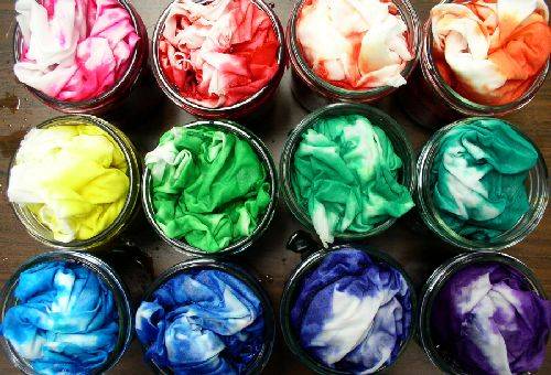 tkaniny w barwnych barwnikach