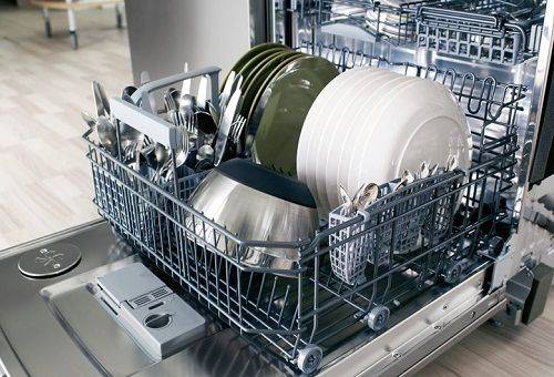pratos na máquina de lavar louça