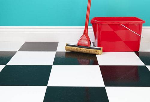 Limpe o chão de azulejos após a lavagem