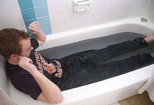 mann på badet i jeans