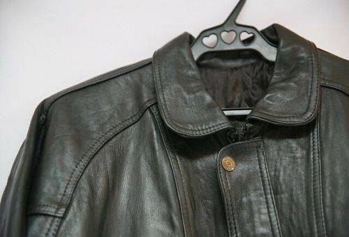 giacca di pelle nera