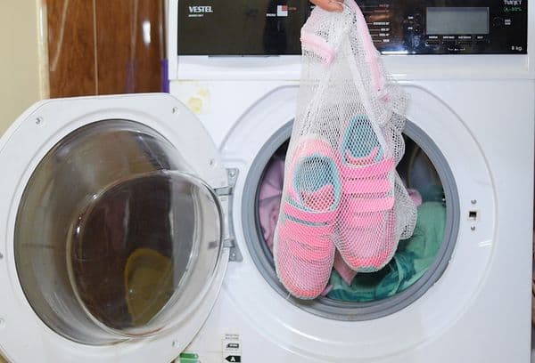 Schoenen wassen in het net