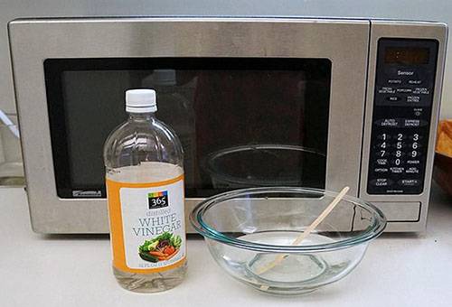 Solución acética para eliminar el olor en el microondas.