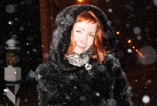 Nő egy nyérc kabát alatt havazás