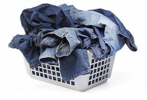 jeans en una canasta de ropa