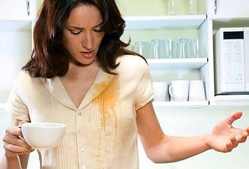 menina derramou chá em uma camisola