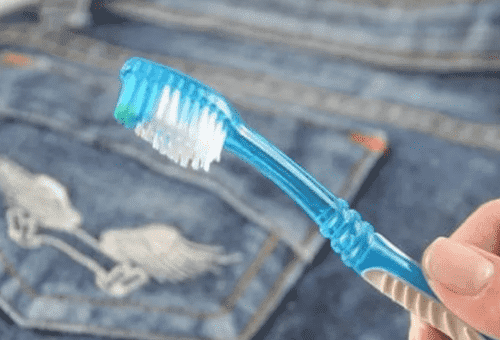 cepillo de dientes y jeans