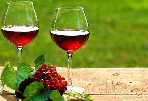 wain merah dalam gelas