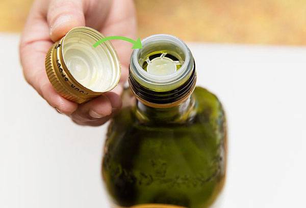 Bouteille ouverte avec de l'huile d'olive