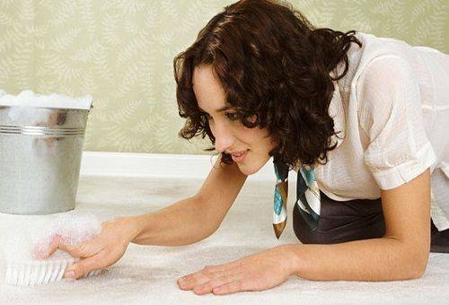 mulher fazendo limpeza molhada