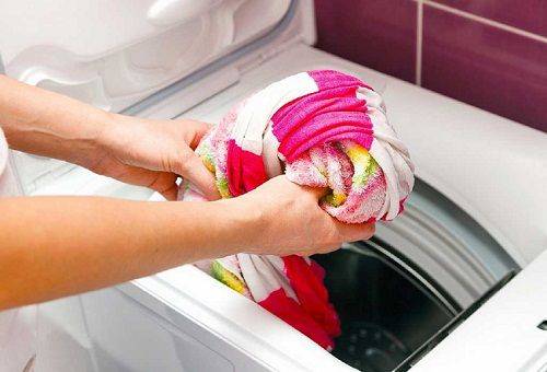 ładowanie prania do pralki