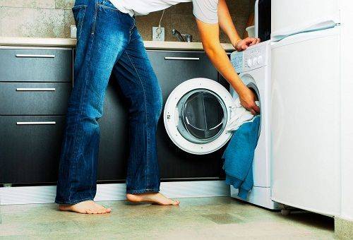 ładowanie prania do pralki
