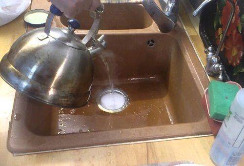 източване на вряла вода в мивката