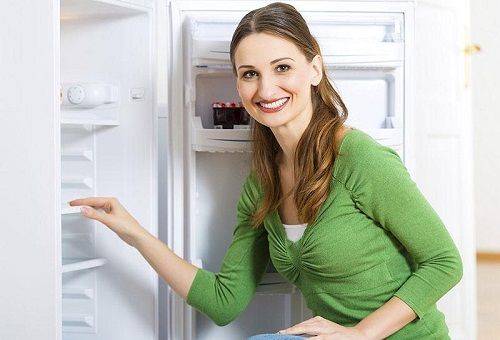 lány a hűtőszekrénynél