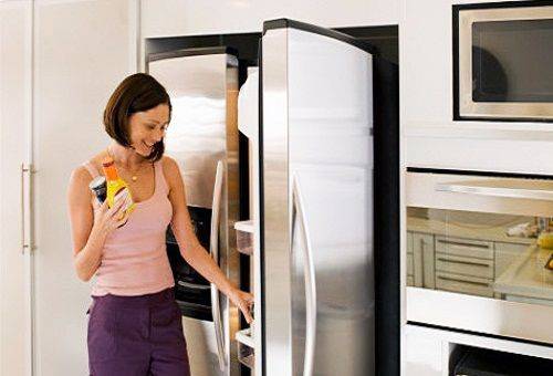 Mädchen am Kühlschrank