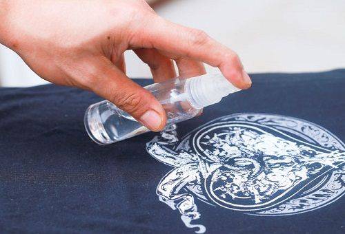 fjernelse af klistermærker med T-shirts med alkohol