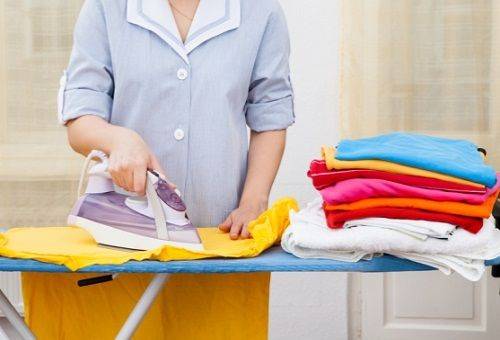 kvinne stryke klær