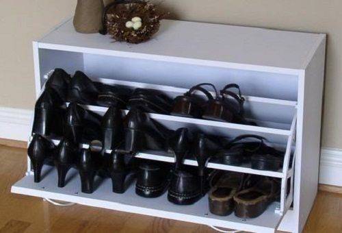 الأحذية في الخزانة