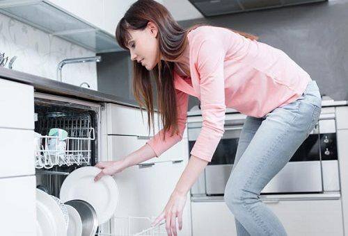 gadis di mesin basuh pinggan mangkuk