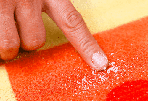 lave a mancha com sal