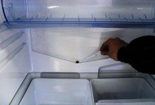 Orifício de drenagem entupido no compartimento da geladeira