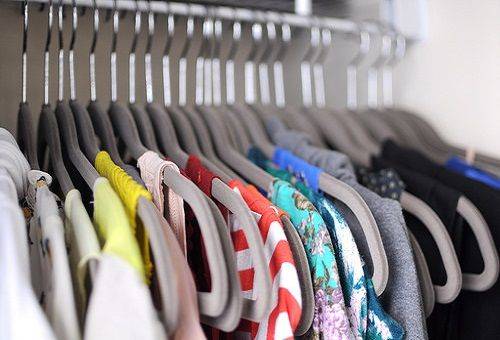 الملابس في خزانة الملابس