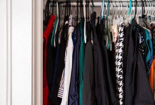 ruhákat a szekrényben