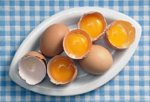 œufs de poule sur une assiette