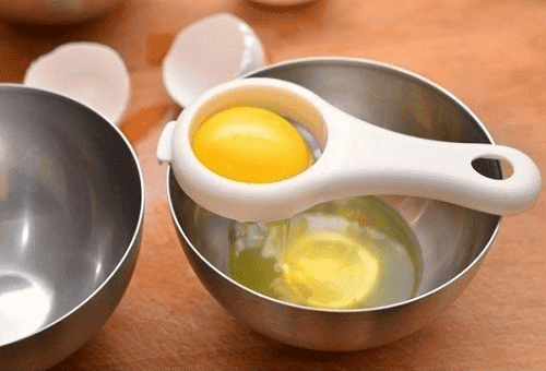 eszköz a tojássárgájának a fehérjéktől történő elválasztására