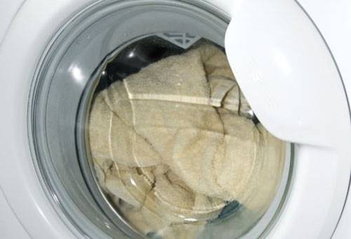 Tvätt av en gammal päls i en tvättmaskin