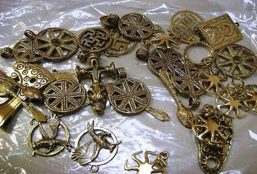 rôzne bronzové predmety