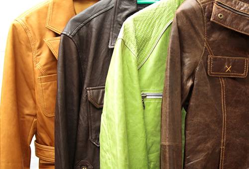 Jaquetas de couro de cores diferentes