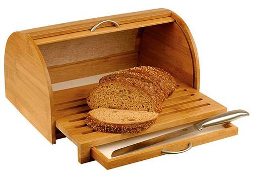 Pão em uma caixa de pão de madeira