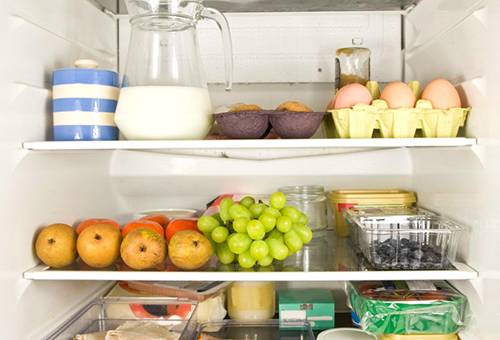 Placer les aliments dans le réfrigérateur