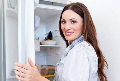 Lány készül felolvasztani a hűtőszekrényt