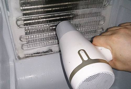 Defrosting the refrigerator with a hairdryer