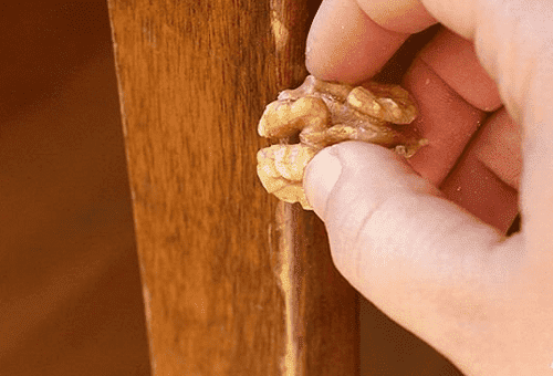 odstránenie škrabancov orecha