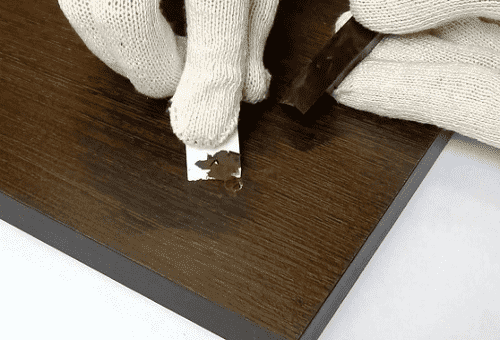 Eliminación de arañazos con cera suave para muebles