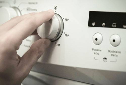 A escolha de lavar na máquina de lavar