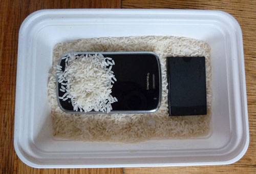 De telefoon drogen in rijst