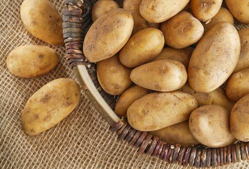 Batatas em uma cesta