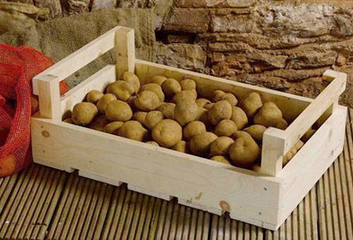 Batatas em uma caixa
