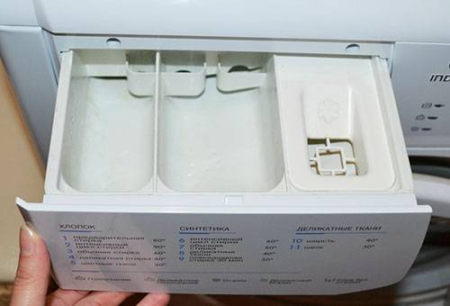 Recipiente detergente na máquina de lavar