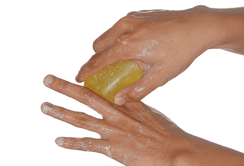 se laver les mains avec du savon