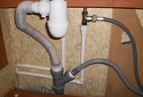 Connecting the drain hose of the washing machine