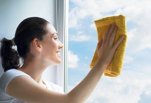 cô gái rửa cửa sổ