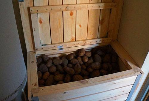 Pommes de terre dans une boîte en bois