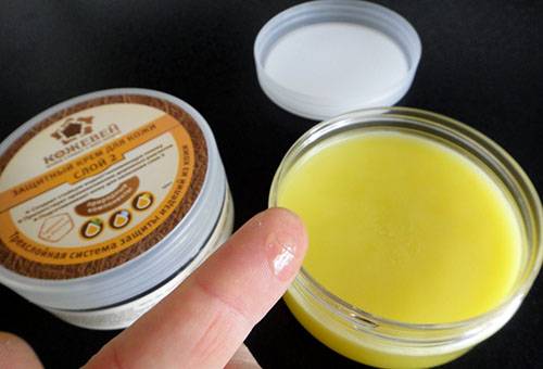 Wax for leather shoes