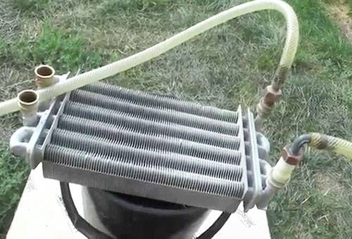 Nililinis ang boiler heat exchanger
